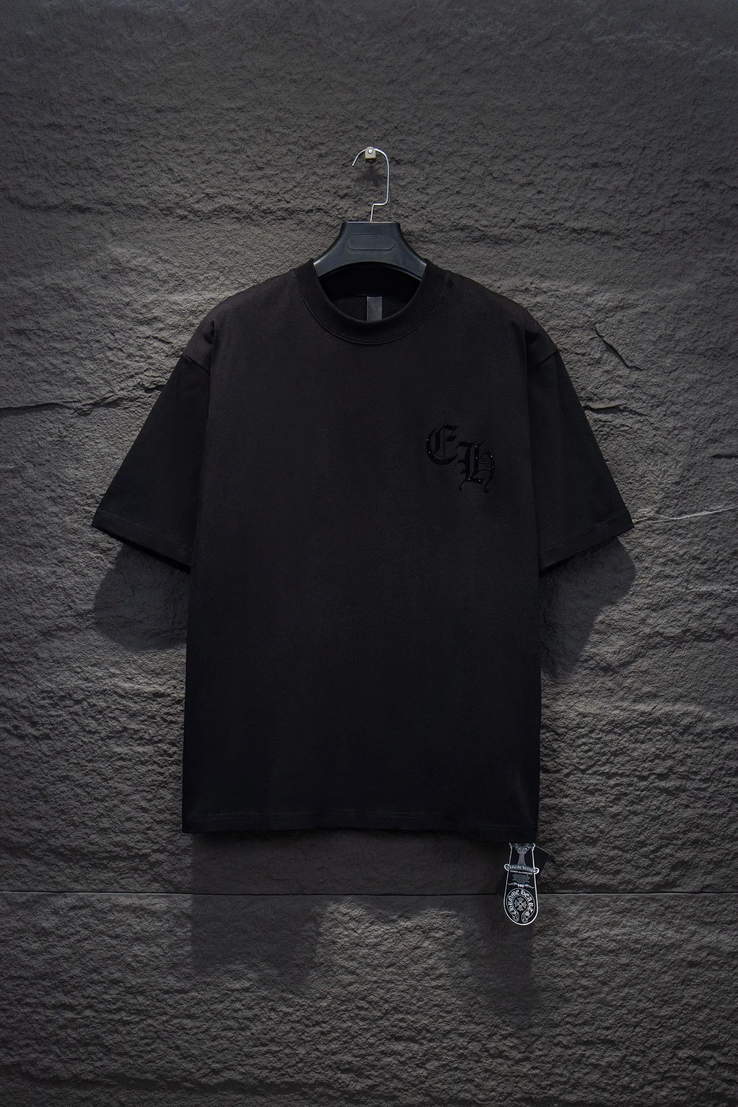 🅿️180 Style number: 7248# 🆕Chrome hearts 25ss os version is really charming. Chrome hearts are really unique. Every season’s new version is the best. It is very practical and can be worn casually✔️ - ⚠️100% cotton. Made of 32 double yarns and 260 grams of fabric. Made of imported knitting needle carded cotton, the thickness is moderate, drapey and contoured, making the upper body comfortable! ! It is very tolerant to fat body types and can instantly lose five pounds after wearing it!  Specially ordered many Austrian hot diamonds, which have the bling bling effect of natural crystals under the light, with multi-faceted reflective points, and the production cost is extremely high. The laser molding includes a computer engraving machine and a laser machine, which are accurate in granular units. Finally, it is hot and set at high temperature. After the hot stamping, the firmness needs to be tested repeatedly on the hot stamping. It can show colorful reflections under the light. The collar webbing extends to the shoulders for reinforcement, and the stitching at the joints. The hem and cuffs are all made of 0.2mm stitch double-thread stitching. They are carefully produced at a high cost. The attitude of making goods with a magnifying glass restores the quality and effect of the product. The full set of customized accessories only presents every detail to the customer. Printing is done using film printing, 50,000 positioning, which is very time-consuming. The addition of flocking elements to the body of the garment greatly increases the interest of the garment; unique visual effects. After special treatment, a unique effect is formed. An irregular hem is added to the version. This year's Kroxin is the main version. In the past two years, the oversize version has become the focus of the trend and has been a popular staple in the past two years. The change of designers has made this brand an instant hit. The progressive fashion of the times also needs the blood impact of fresh elements and trendy designs in order to continue its glory! It’s stylish both inside and outside, a must-have for high street travel! An absolute "eye-catching style" that can match couples 💏 Color: Black White Size: S M L XL